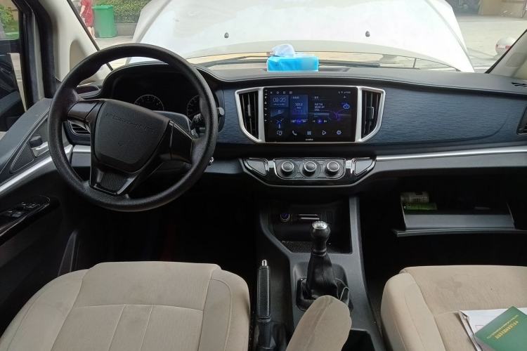 Used FORTHING Lingzhi 2022 M5L 1.6L Utility Model 7 Seats Center Console