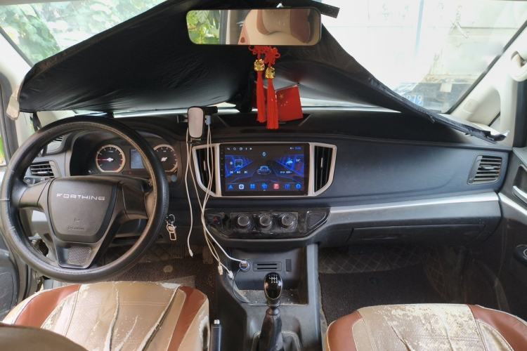 Used FORTHING Lingzhi 2022 Revised Version Striving Edition M5L 2.0L Base Model 9-Seater Center Console