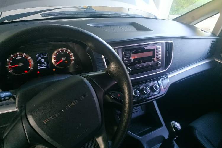 Used FORTHING Lingzhi 2022 Striving Version M5L 2.0L Basic Model 9-Seater Center Console