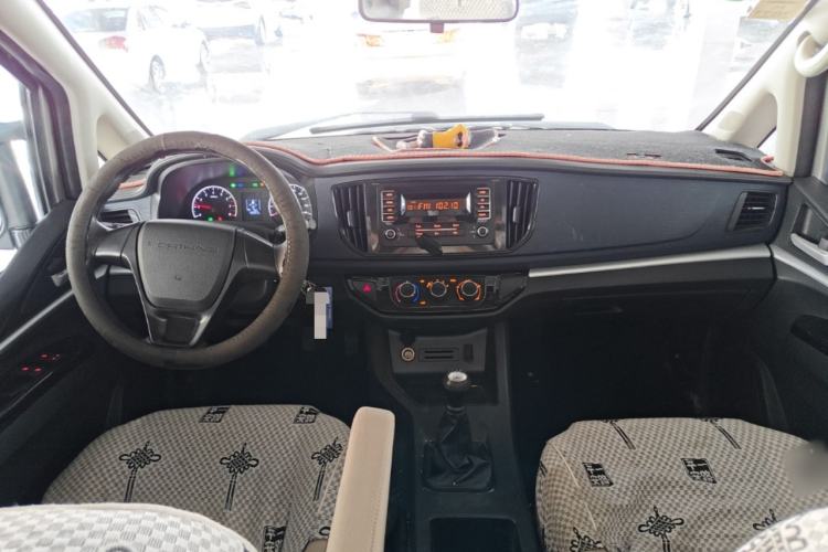 Used FORTHING Lingzhi 2022 M5 1.6L Practical 7-Seater Center Console
