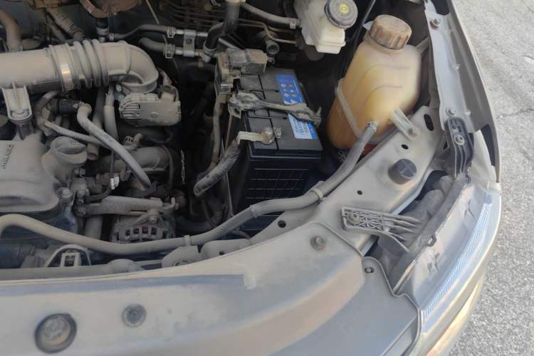 Used FORTHING Lingzhi 2022 Striving Version M5L 1.6L Base Model 9-Seater Engine Bay Left