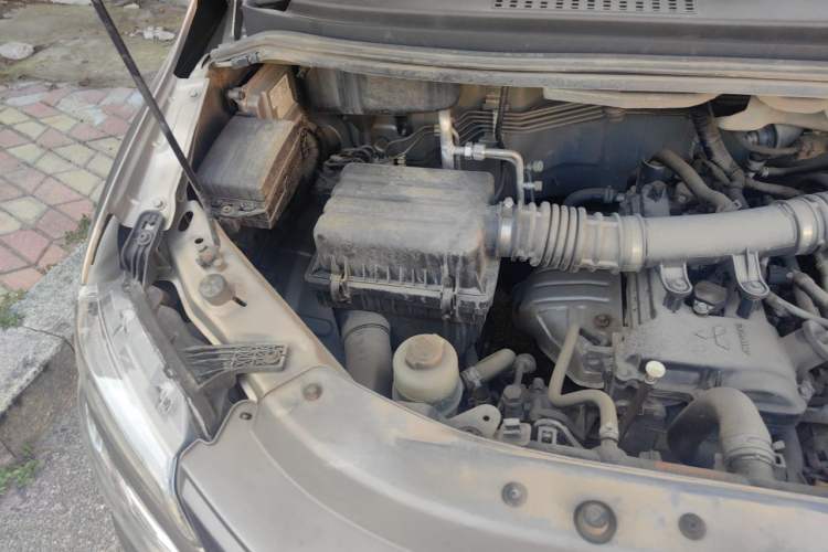 Used FORTHING Lingzhi 2022 Striving Version M5L 1.6L Base Model 9-Seater Engine Bay Right