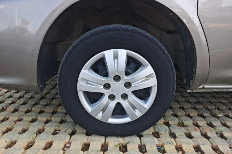 Used FORTHING Lingzhi 2022 M5 1.6L Practical Model 5 Seats Left Front Wheel Hub