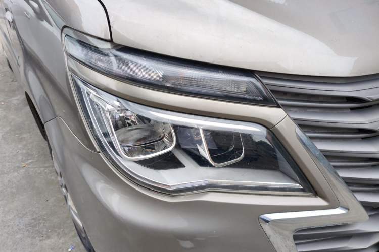 Used FORTHING Lingzhi 2022 Revised Version Striving Edition M5L 2.0L Base Model 9-Seater Right Front Headlight