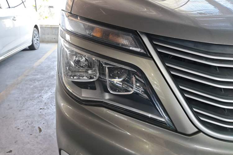 Used FORTHING Lingzhi 2022 M5 1.6L Practical Model 5 Seats Right Front Headlight