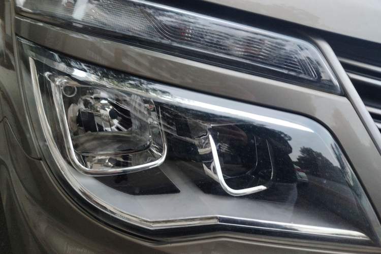 Used FORTHING Lingzhi 2022 M5 1.6L Practical Model 5 Seats Right Front Headlight