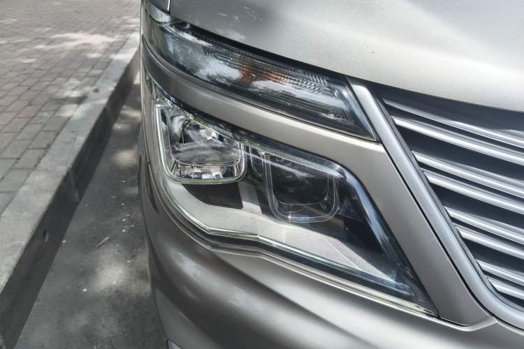 Used FORTHING Lingzhi 2022 M5 1.6L Practical 7-Seater Right Front Headlight