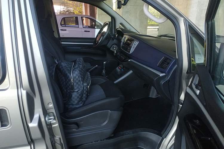 Used FORTHING Lingzhi 2022 Striving Version M5L 2.0L Basic Model 9-Seater Right Front Seat