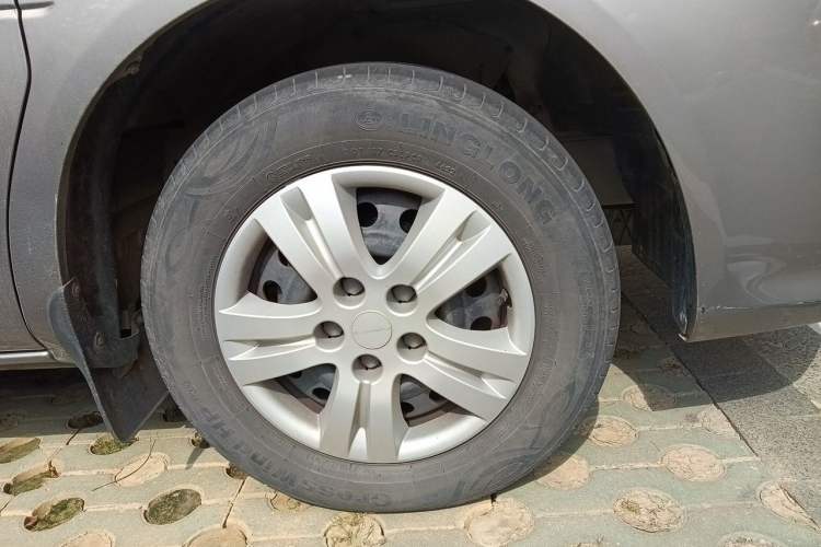 Used FORTHING Lingzhi 2022 M5L 1.6L Utility Model 7 Seats Right Front Wheel Hub