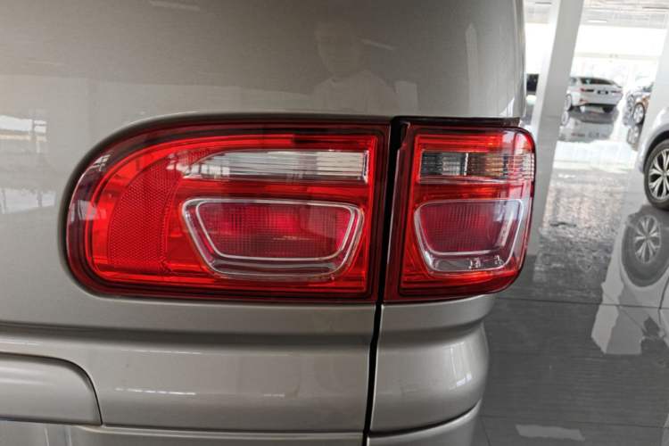 Used FORTHING Lingzhi 2022 M5 1.6L Practical 7-Seater Right Rear Taillight