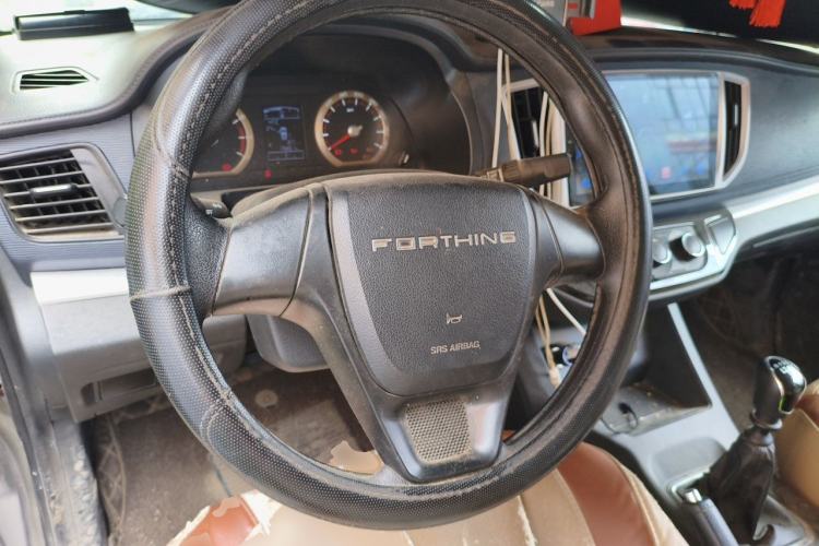 Used FORTHING Lingzhi 2022 Revised Version Striving Edition M5L 2.0L Base Model 9-Seater Steering Wheel