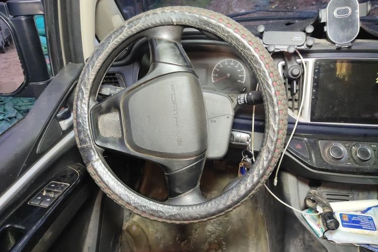 Used FORTHING Lingzhi 2022 M5 1.6L Practical Model 5 Seats Steering Wheel