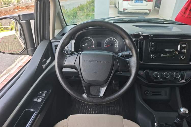 Used FORTHING Lingzhi 2022 M5 1.6L Practical Model 5 Seats Steering Wheel
