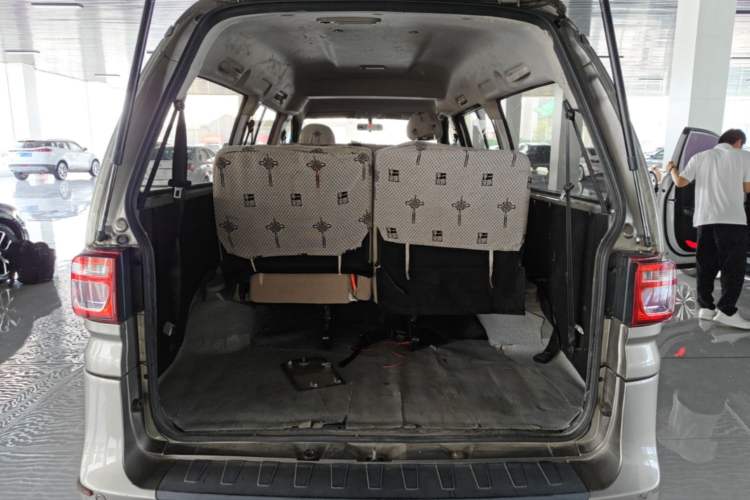Used FORTHING Lingzhi 2022 M5 1.6L Practical 7-Seater Trunk
