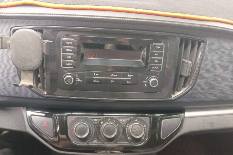 Used FORTHING Lingzhi 2022 M5L 1.6L Utility Model 7 Seats Audio And AC Panel