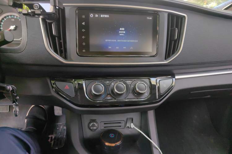 Used FORTHING Lingzhi 2022 Striving Version M5L 1.6L Luxury 7-Seater Audio And AC Panel