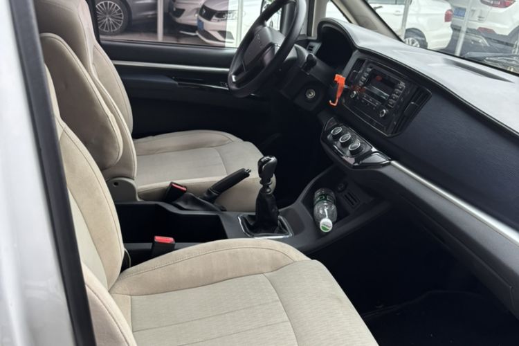 Used FORTHING Lingzhi 2022 M5L 2.0L Utility Model 7 Seats Interior 1