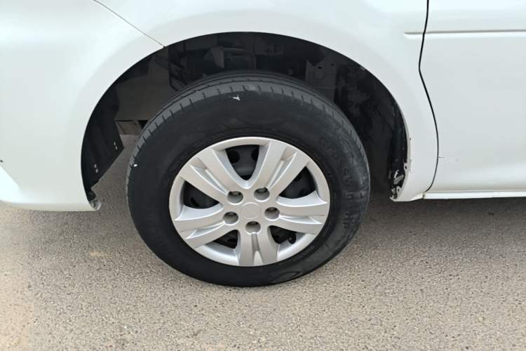 Used FORTHING Lingzhi 2022 Entry-Level M5L 1.6L Comfort Version 7 Seats Left Front Wheel Hub