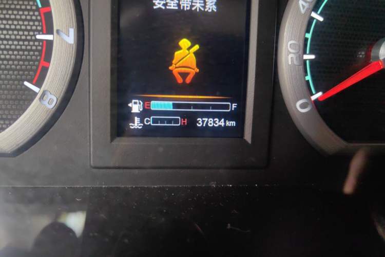 Used FORTHING Lingzhi 2022 Striving Version M5L 1.6L Luxury 7-Seater Odometer Close Up