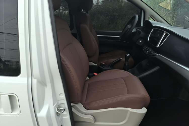 Used FORTHING Lingzhi 2022 Entry-Level M5L 1.6L Comfort Version 7 Seats Right Front Seat