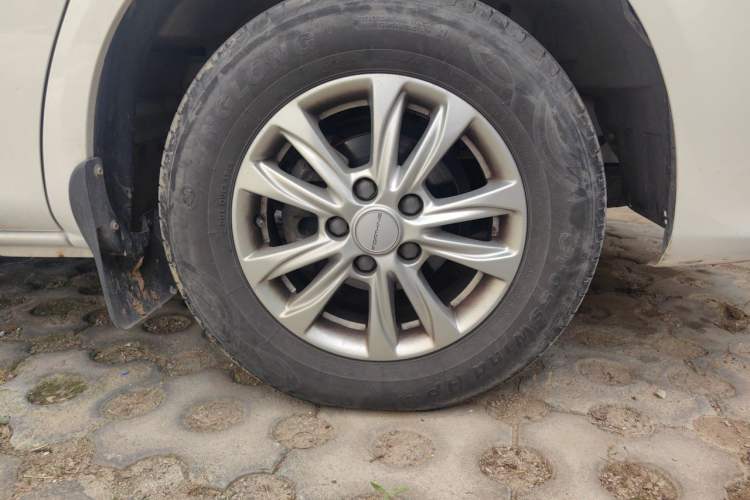 Used FORTHING Lingzhi 2022 Striving Version M5L 1.6L Luxury 7-Seater Right Front Wheel Hub