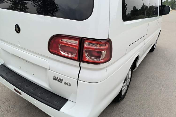 Used FORTHING Lingzhi 2022 Entry-Level M5L 1.6L Comfort Version 7 Seats Right Rear Taillight