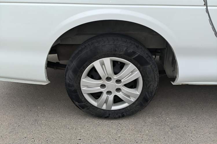 Used FORTHING Lingzhi 2022 Entry-Level M5L 1.6L Comfort Version 7 Seats Right Rear Wheel Hub