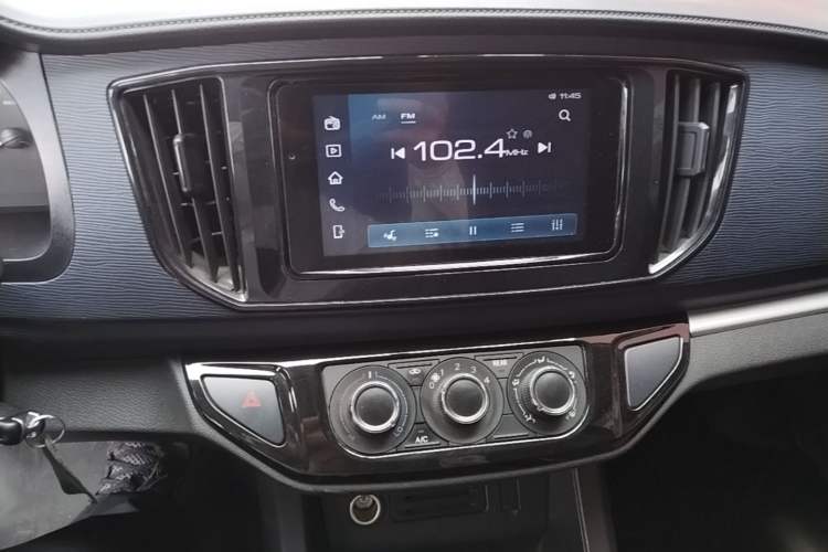 Used FORTHING Lingzhi 2023 M5L 1.6L Base Model 7 Seats Audio And AC Panel