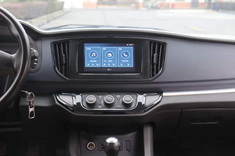 Used FORTHING Lingzhi 2023 M5L 1.6L Base Model 7 Seats Audio And AC Panel