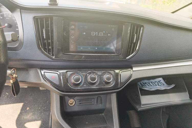 Used FORTHING Lingzhi 2023 M5L 1.6L Rental Custom Edition 7 Seats Audio And AC Panel