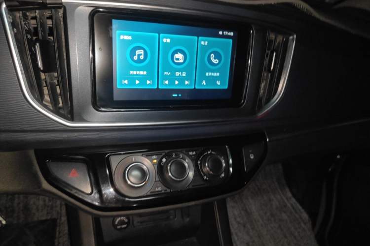 Used FORTHING Lingzhi 2023 M5L 1.6L Luxury 7-Seater Audio And AC Panel