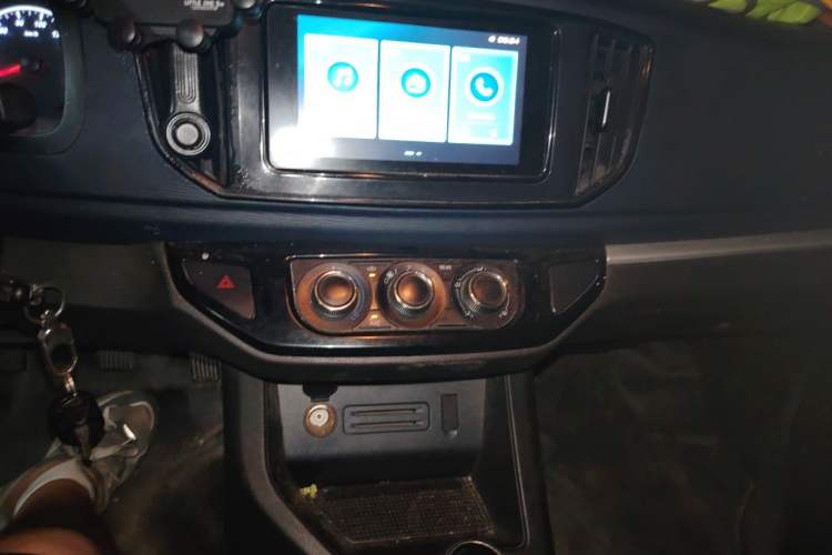 Used FORTHING Lingzhi 2023 M5L 1.6L Comfort Edition 7-Seater Audio And AC Panel