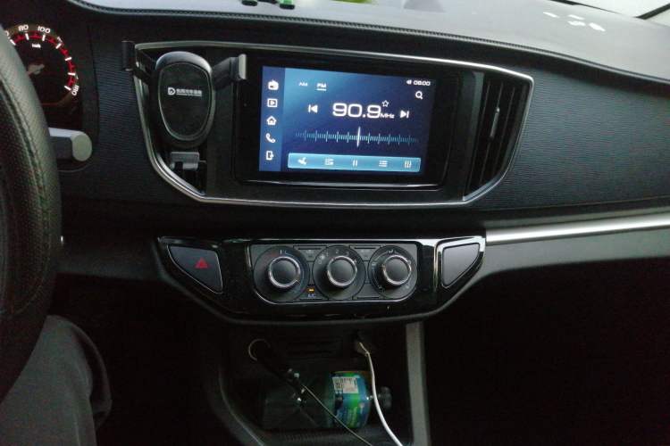 Used FORTHING Lingzhi 2023 M5L 1.6L Comfort 9-Seater Audio And AC Panel