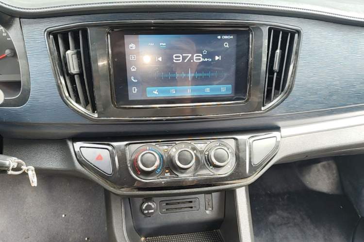 Used FORTHING Lingzhi 2023 M5L 1.6L Base Model 7 Seats Audio And AC Panel