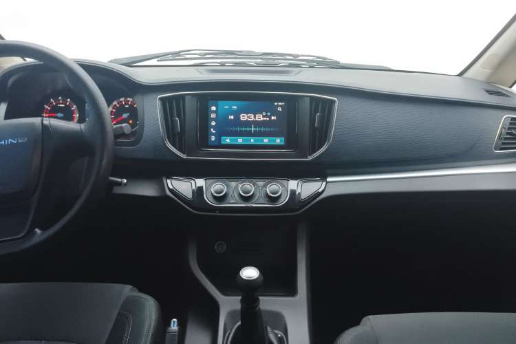 Used FORTHING Lingzhi 2023 M5L 1.6L Comfort Edition 7-Seater Audio And AC Panel