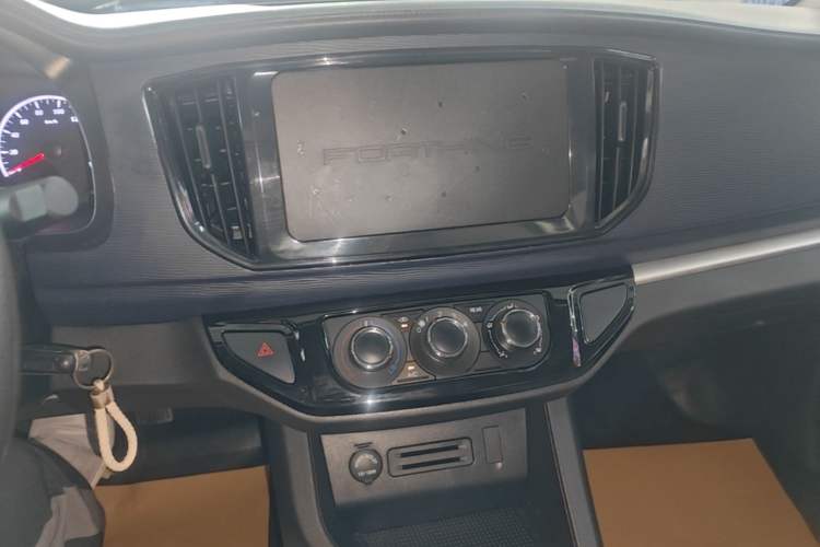 Used FORTHING Lingzhi 2023 M5 1.6L Utility Model 7 Seats Audio And AC Panel