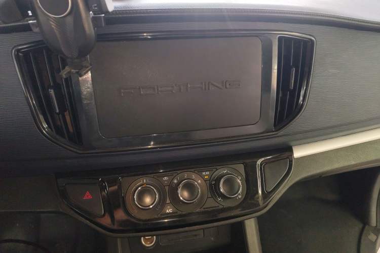 Used FORTHING Lingzhi 2023 M5 1.6L Practical Model 5 Seats Audio And AC Panel