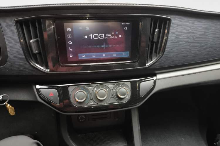 Used FORTHING Lingzhi 2023 M5L 1.6L Base Model 7 Seats Audio And AC Panel