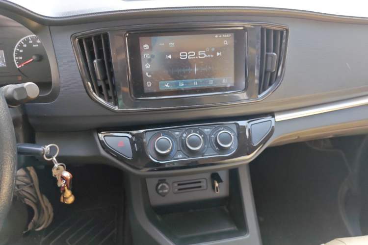 Used FORTHING Lingzhi 2023 M5L 1.6L Base Model 7 Seats Audio And AC Panel