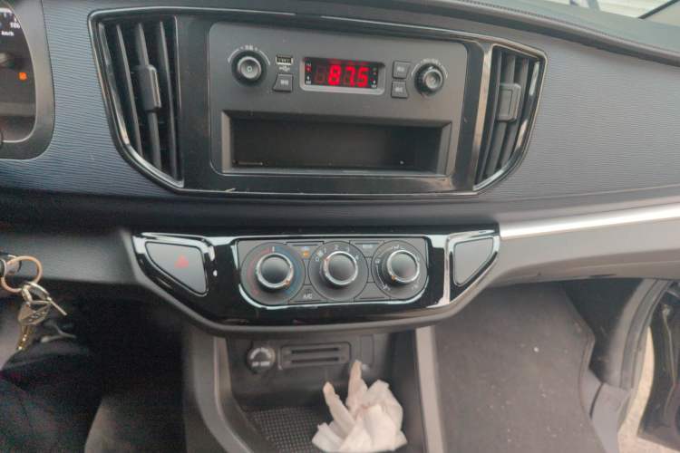 Used FORTHING Lingzhi 2023 M5L 1.6L Base Model 5 Seats Audio And AC Panel