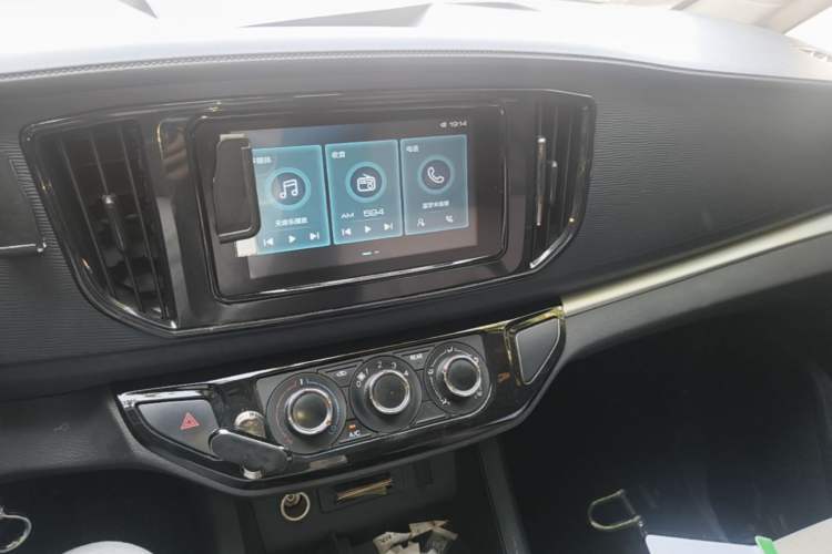 Used FORTHING Lingzhi 2023 M5L 1.6L Base Model 7 Seats Audio And AC Panel