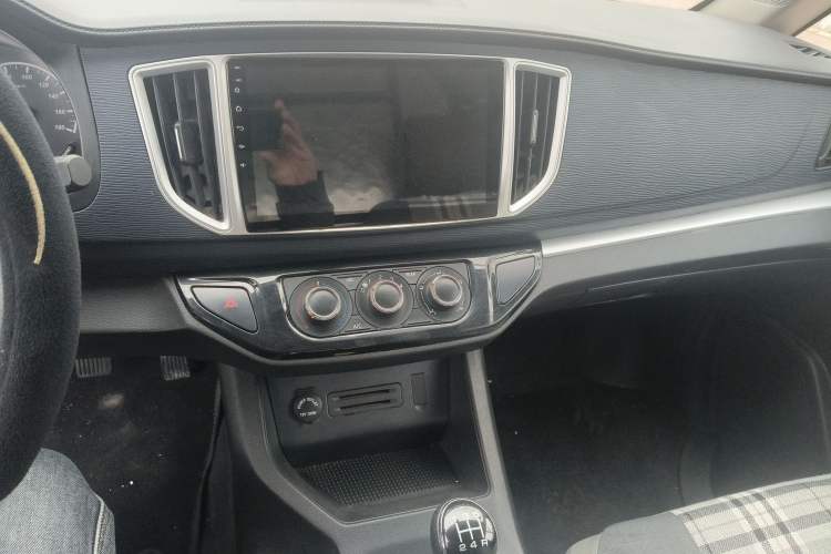 Used FORTHING Lingzhi 2023 V3 1.6L Base Model 2 Seats Audio And AC Panel