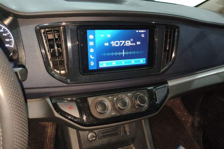 Used FORTHING Lingzhi 2023 M5L 1.6L Base Model 7 Seats Audio And AC Panel