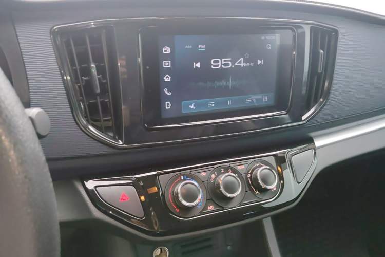 Used FORTHING Lingzhi 2023 M5L 1.6L Base Model 7 Seats Audio And AC Panel