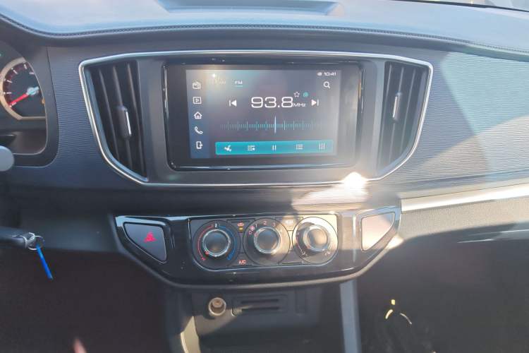 Used FORTHING Lingzhi 2023 M5L 1.6L Comfort Edition 7-Seater Audio And AC Panel
