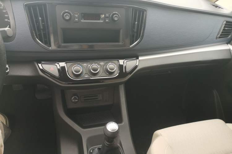 Used FORTHING Lingzhi 2023 M5L 1.6L Base Model 5 Seats Audio And AC Panel