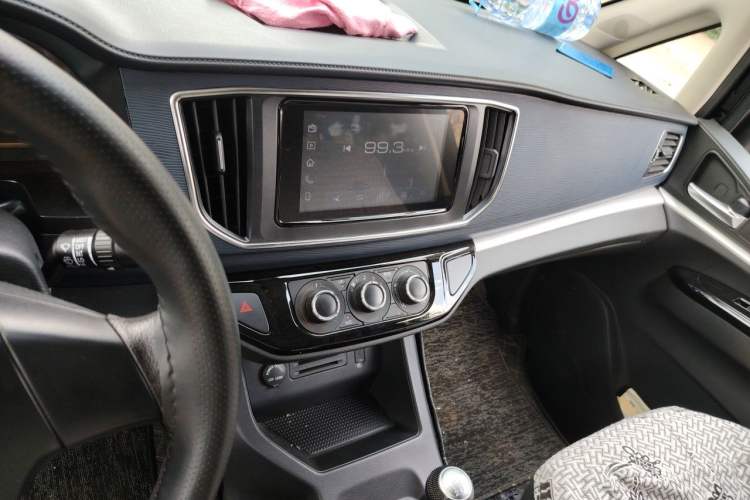 Used FORTHING Lingzhi 2023 M5L 1.6L Comfort 9-Seater Audio And AC Panel