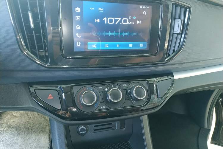 Used FORTHING Lingzhi 2023 M5L 1.6L Base Model 7 Seats Audio And AC Panel