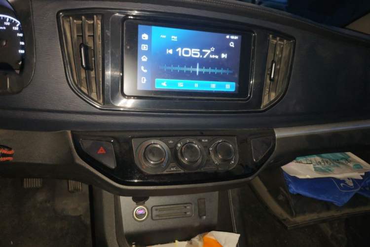 Used FORTHING Lingzhi 2023 M5 1.6L Comfort Edition 7-Seater Audio And AC Panel