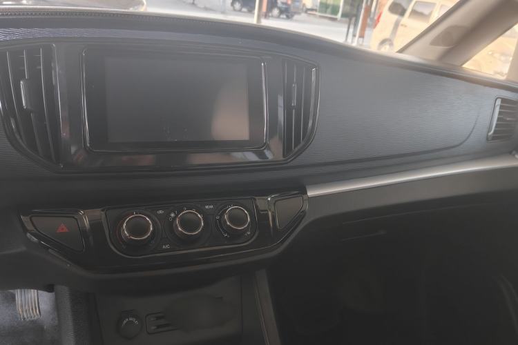 Used FORTHING Lingzhi 2023 M5L 1.6L Base Model 7 Seats Audio And AC Panel